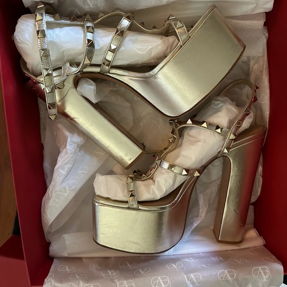 Valentino rockstud metallic platform heel, size 39.5. US size 8-8.5 - Picture 5 of 9